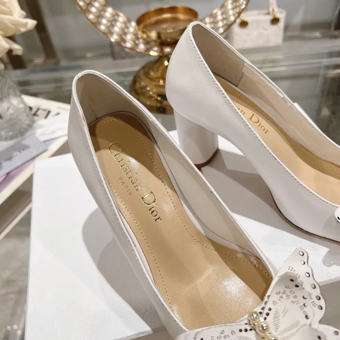 👟👟Ex-factory price 560👟👟 2024 early spring new style ◼️Dior ◼️Dior spring and summer latest fashion show haute couture series sandals Bow Mary Jane ——— Ldylle retro Roman style doll women's sandals CD pearl five metal buckle bow low-heeled women's single shoes Original development top high-end version Material: imported cow patent leather upper + water-dyed sheepskin lining + original molded pearl buckle + Italian genuine leather outsole Size: 34-40 (34.40. Customization is non-refundable and non-exchangeable) Heel height: 4.5cm 8.5cm